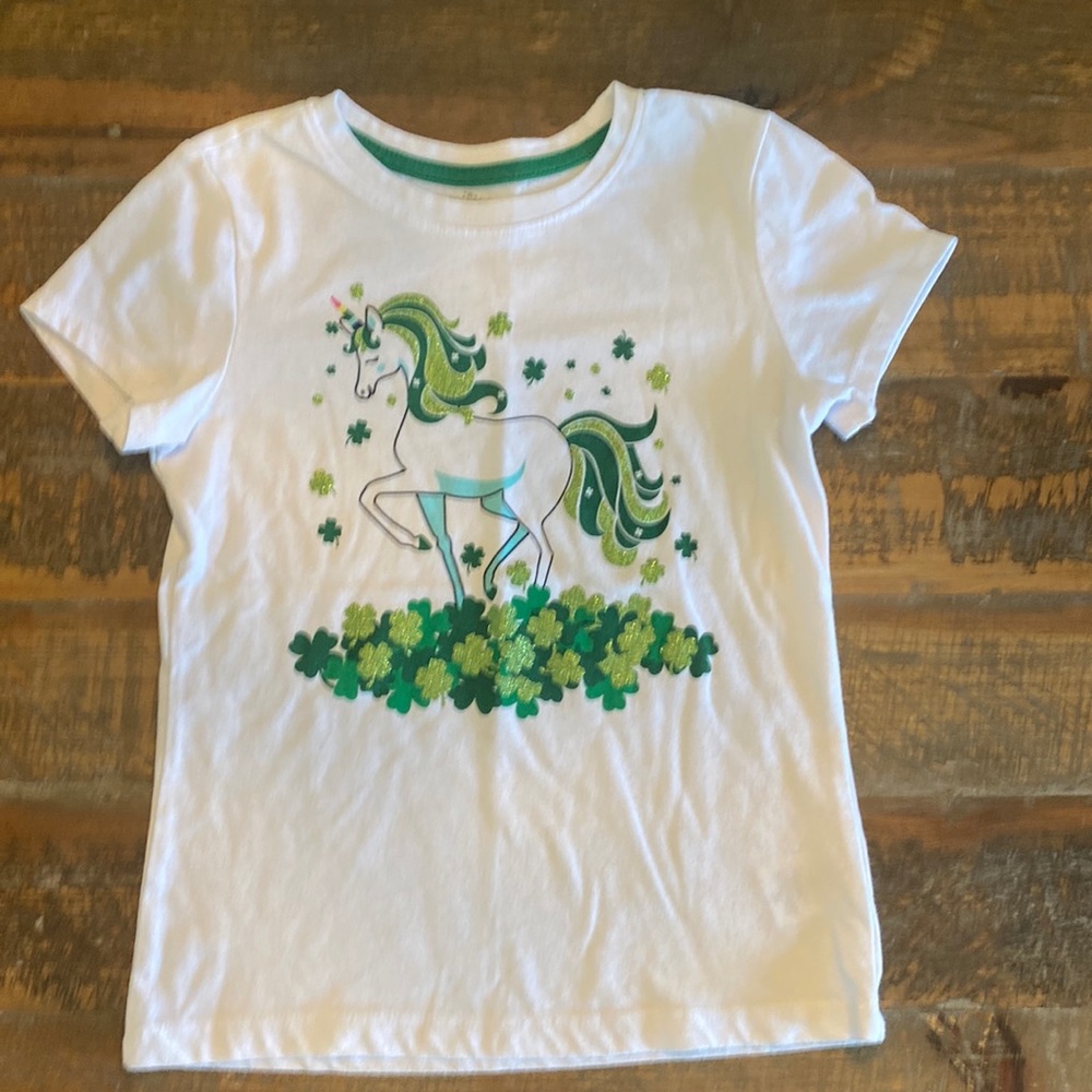 Girls unicorn St. Patrick’s Day graphic tee in size M (7-8)